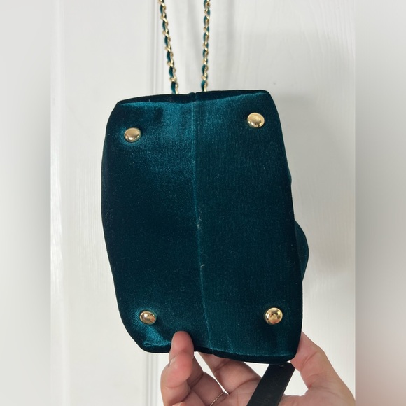 NWT House of Harlowe Emerald Green Velvet & Chain Crossbody - Picture 3 of 7